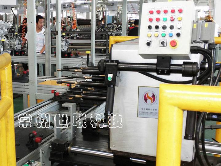 汽油机侧盖螺栓拧紧